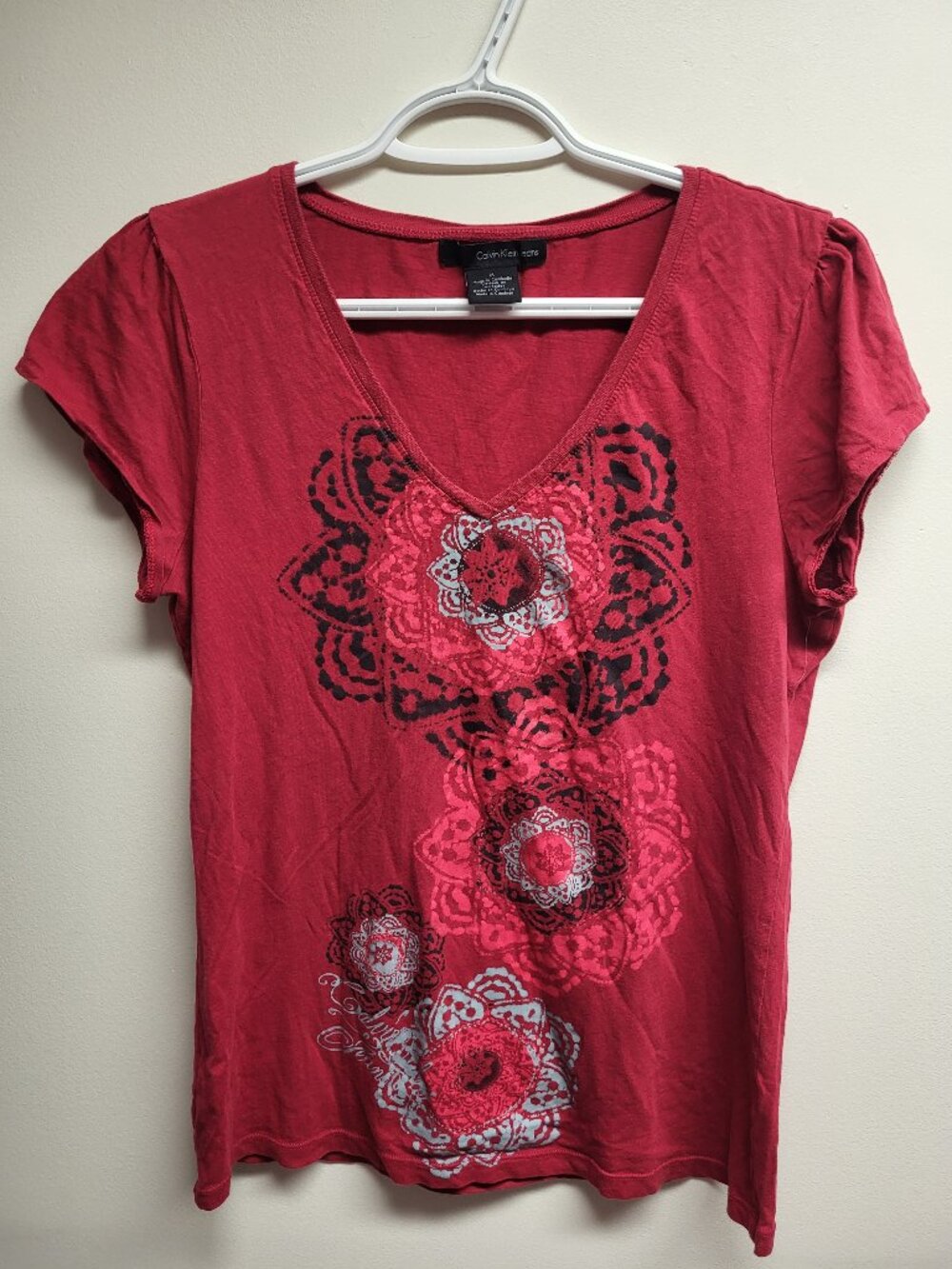 Calvin Klein Jeans Red Floral Graphic V-Neck Tee Size Medium